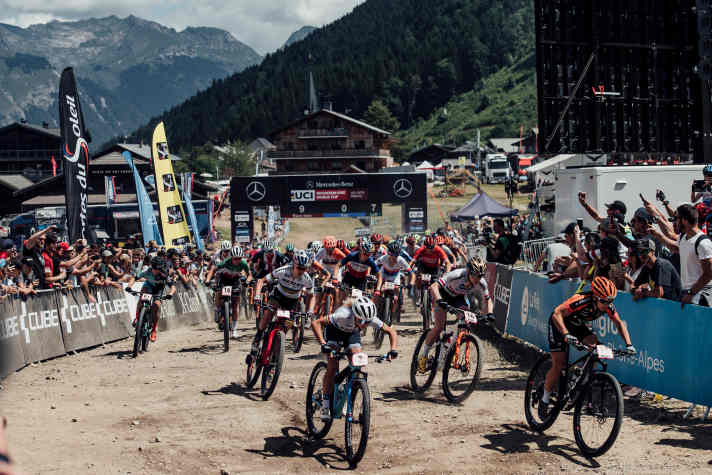   Das Cross-Country-Rennen der Damen in Les Gets startet am Sonntag, 4. Juli um 12:00 Uhr.