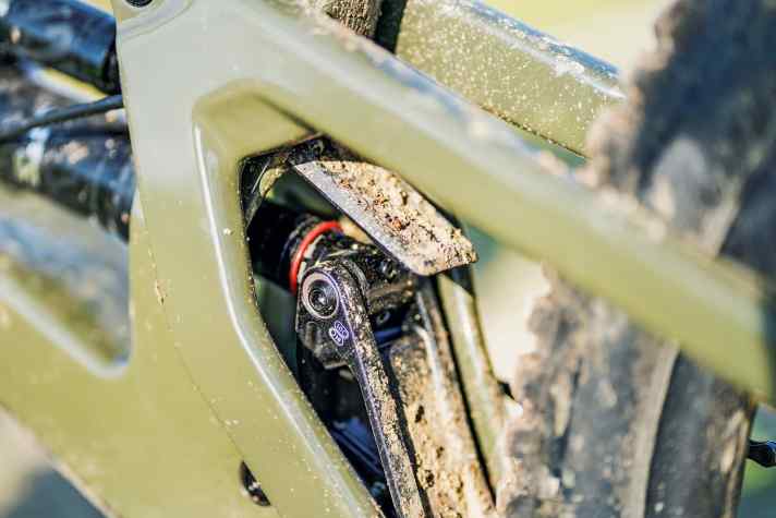   Santa Cruz Bronson: Ein Mini-Schutzblech schirmt den Dämpfer ab. Der Lenkwinkel lässt sich um überschaubare 0,3 Grad verstellen.