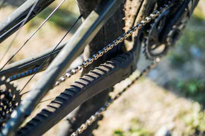   Santa Cruz Bronson: Trotz des vorbildlichen Schutzes auf der Kettenstrebe klapperte die Kette laut. Wir vermuten eine zu geringe Spannung des Reibungsdämpfers.