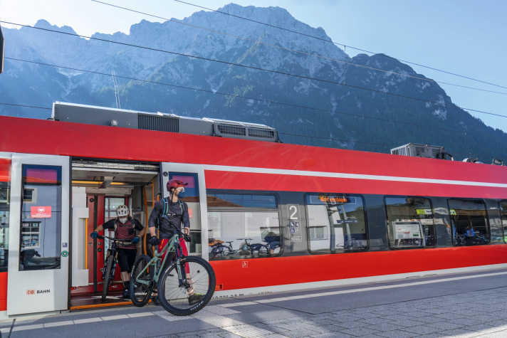   Mit den Öffis in die Berge Das Auto stehen lassen, stattdessen mit der Bahn zum Biken – klingt entspannt. Setzt aber gute Planung voraus