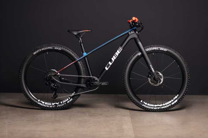 <a href="https://www.awin1.com/cread.php?awinmid=13793&awinaffid=471469&clickref=B+Cube+Elite+240+C%3A62+Carbon+SL&ued=https%3A%2F%2Fwww.liquid-life.de%2Fcube-elite-240-c-62-sl-carbon-n-blue-n-red-24.html" target="_blank" rel="noopener noreferrer nofollow">Konsequent auf Leichtbau getrimmt: Das 6,7 Kilo leichte 24-Zoll-Hardtail von Cube ist neu für 2022. Serienmäßig verbaut sind superleichte Schwalbe Aerothan-Schläuche in 24 Zoll</a> *.