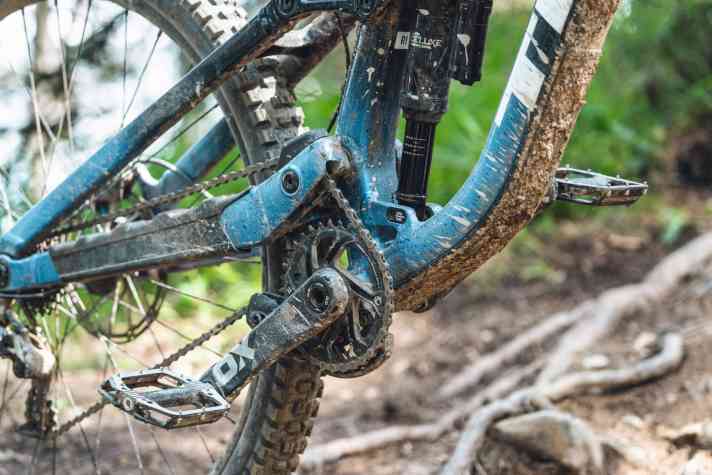   Blickfang Trek Session: High Pivot ist in und steht dem Alu-Boliden Trek Session. Ein Flipchip am Dämpfer verändert die Hinterbauprogression. Dämpfer vorne heißt: Park. Dämpfer hinten: Race.