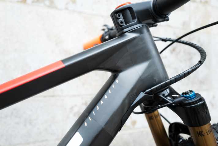   Maximal vortriebsorientiert: Das BMC Fourstroke besitzt schon eine sehr sportliche Sitzposition. Für eine noch effizientere Haltung verbaut Elisabeth Brandau keinen einzigen Spacer unter ihrem Vorbau.