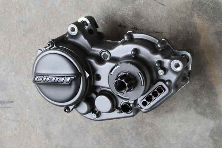   Der kompakte Neuling wiegt nur gut 2,7 Kilo, ein Minus von über 300 Gramm. Hält man den Syncdrive Pro2 neben einen <a href="https://www.bike-magazin.de/emtb/e_mtb_news_neuheiten/e-mtb-neuheiten-2021-shimano-motor-ep8" target="_blank" rel="noopener noreferrer nofollow">EP8 von Shimano</a> , fällt jedoch auf, dass der hintere Anschraubpunkt beim Giant-Antrieb deutlich weiter von der Achse entfernt liegt. Das lässt vermuten, dass der EP8 noch kompaktere Geometrien ermöglicht.