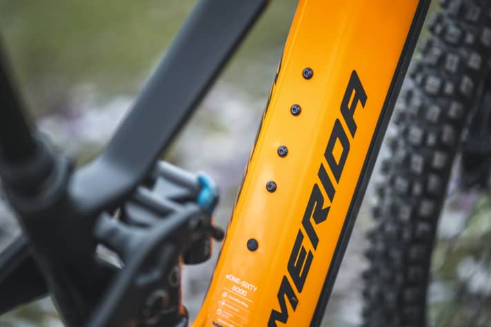 Merida eOne-Sixty 8000: Auch bei Rahmengröße XS passt eine 600-ml-Trinkflasche ins Bike. Das ist nicht selbstverständlich.