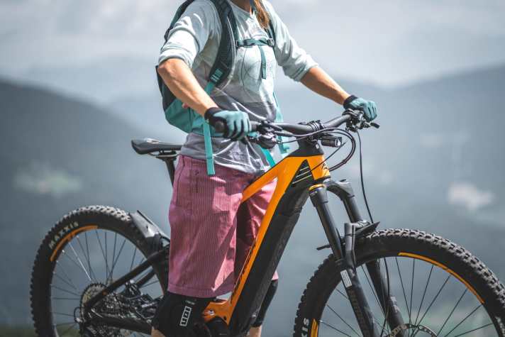 Die Überstandshöhe wird noch zu oft als K.-o.-Kriterium gewertet. Speziell für versierte Fahrer/innen spielt sie jedoch nicht die entscheidende Rolle.