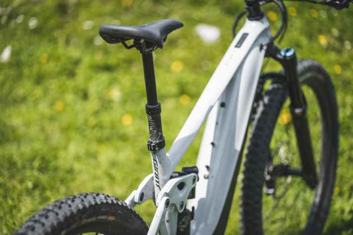   Trotz sehr kurzem Sitzrohr von 42 Zentimetern verbaut Giant in Größe M nur eine 125er-Stütze. Schade, denn so ist die Bewegungsfreiheit auf dem Trail eingeschränkt.