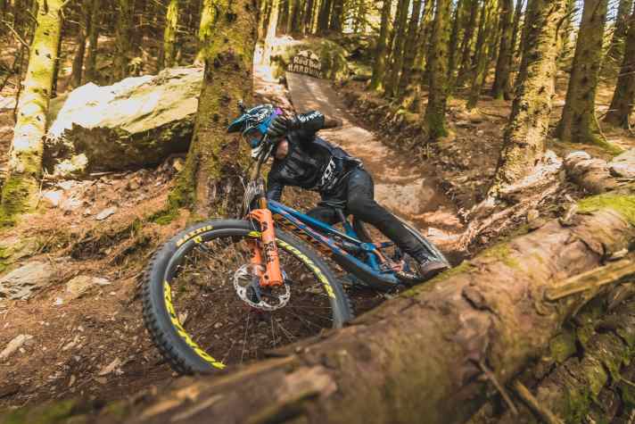   Der Brite Bernard Kerr durfte sich 2021 bereits zum dritten Mal zum König der Red Bull Hardline krönen.