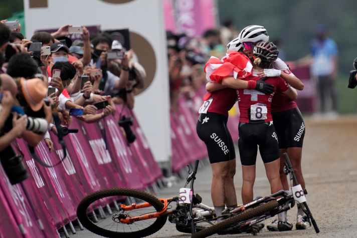   Ein voller Satz Olympia-Medaillen für die Schweiz: Jolanda Neff, Sina Frei und Linda Indergand bejubeln ihre perfekte Ausbeute im Ziel. Auf die anderen Gratulantinnen mussten sie noch ein wenig warten.