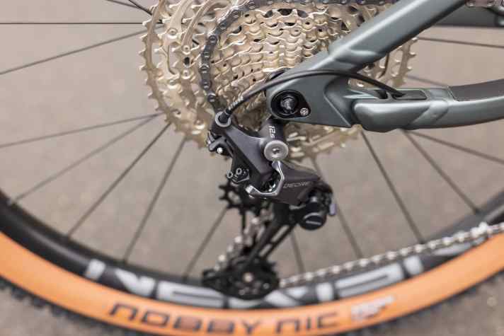 Die 1x12 Shimano-Deore-Schaltung besitzt 510 Prozent Bandbreite.