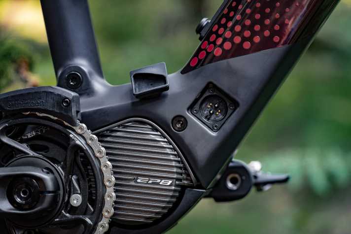   Ein vollwertiger Shimano EP8 treibt das Rotwild an. Damit man die Abdeckung des Ladeports nicht verliert, lässt sie sich magnetisch an einer bestimmten Stelle an den Rahmen anheften.