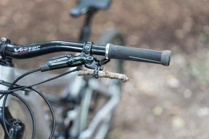 Bio-Hebel: Ein abgebrochener Bremshebel lässt sich fixen – die Kabelbinder sollte man für den Fall dabei haben.