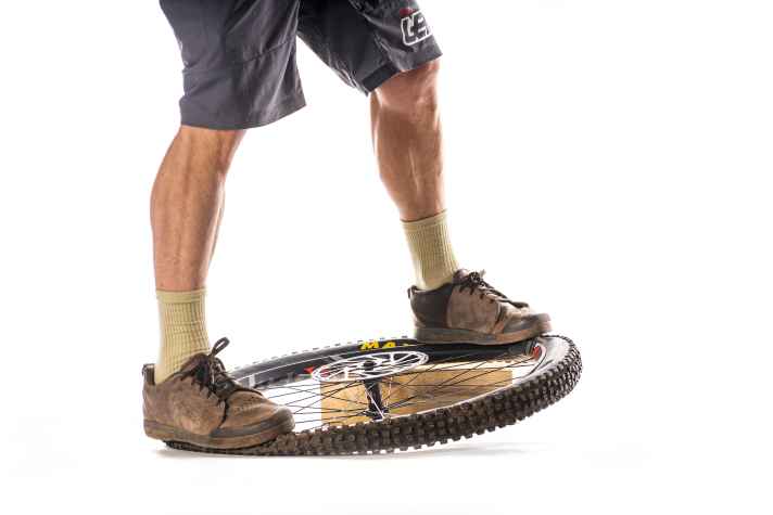 Was ist das denn? Ein One Wheel für Arme? Nein, ein Kniff, um einen Achter in der Felge geradezubiegen. Wir zeigen, wie’s geht!