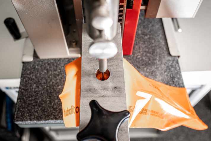 Beim Durchstichtest wird eine Kugel mit 1-Millimeter-Durchmesser auf den Schlauch gedrückt, bis das Material nachgibt.