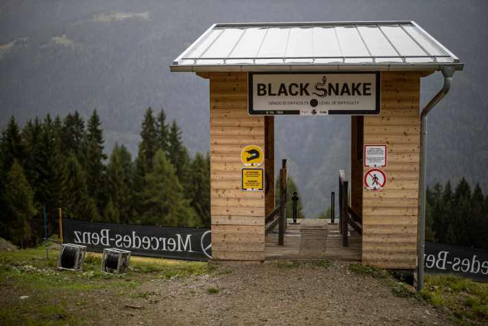   Zählt seit Jahren zu den härtesten Downhill-Strecken im Worldcup: die Black Snake in Val di Sole. 2008 holten sich Gee und Rachel Atherton hier WM-Gold, <a href="https://www.bike-magazin.de/mtb_news/events_rennen/weltmeisterschaft-downhill-2016-in-val-di-sole-rennbericht" target="_blank" rel="noopener noreferrer nofollow">2016 siegten Danny Hart und Rachel Atherton</a> .