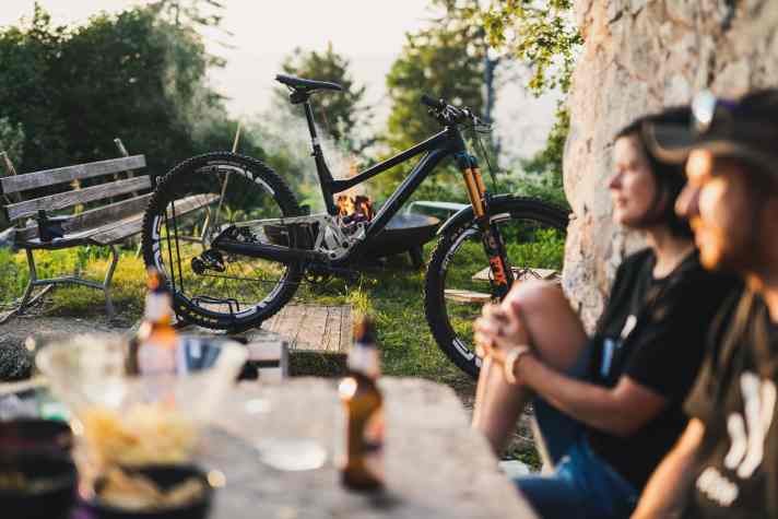   Am zweiten Prototypen-Bike wandert der Dämpfer für einen tiefen Schwerpunkt im Rahmendreieck nach unten. Die Kettenstreben schrumpfen.