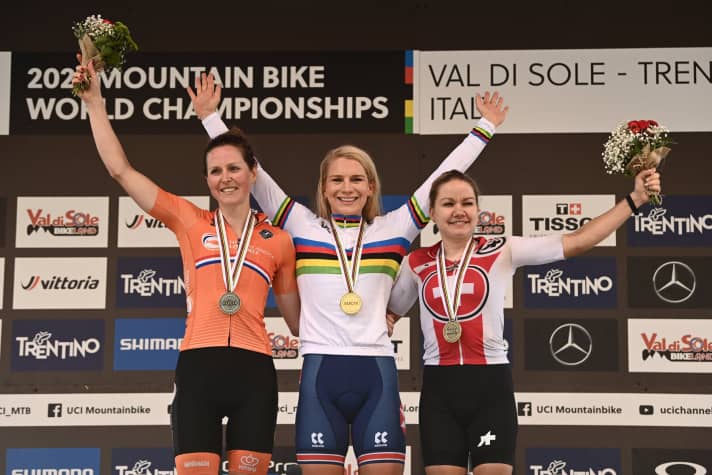   Wird nun für ein Jahr im Regenbogen-Trikot bei Rennen antreten: die britische Trek-Pilotin Evie Richards. Silber geht an Anne Terpstra (Ghost), Sina Frei (Specialized) holt WM-Bronze bei den Damen im Cross Country.
