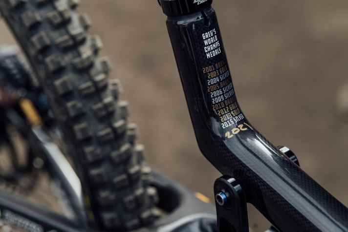   Sponsor Santa Cruz hatte für Greg ein Bike mit all seinen WM-Erfolgen vorbereitet. Der neue Sieg wurde gleich mit dem Lackstift ergänzt.