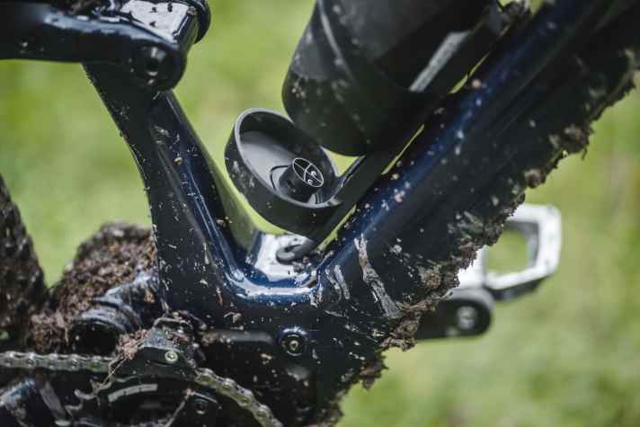   In den Flaschenhalter passt ein Zusatzakku mit 180 Wattstunden (975 Gramm). Bei unserem Testbike ist die Pulle im Preis inklusive.