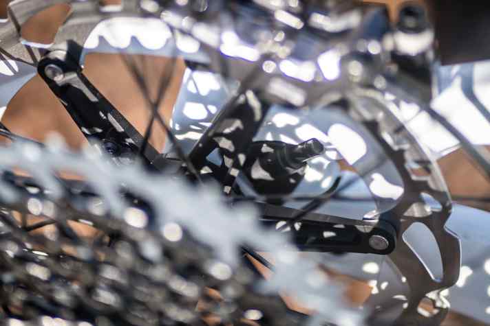   Der Speedsensor ist sauber im Ausfallende integriert.