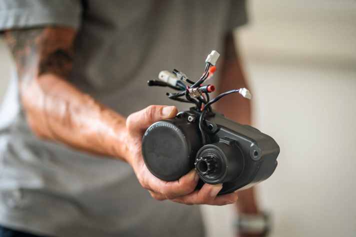   2210 Gramm wiegt der kompakte 2ESMAG von BH Bikes. Damit setzt er sich deutlich von den klassischen E-MTB-Motoren ab.
