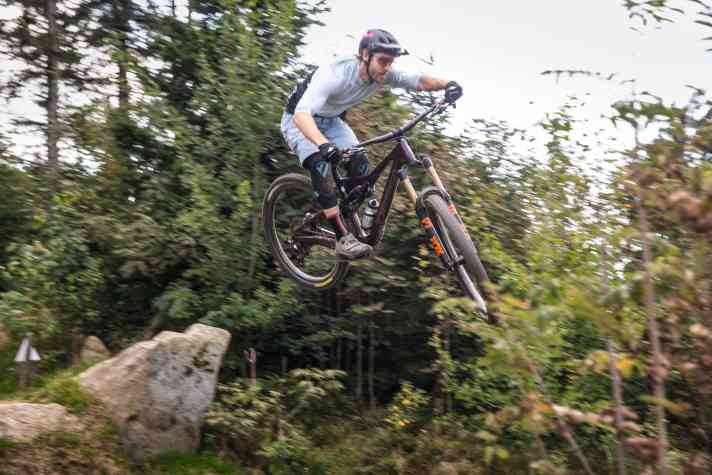   Wir konnten uns bereits einen ersten Eindruck vom neuen Orbea-Enduro verschaffen. Den ersten Testbericht gibt's dann in <a href="https://www.delius-klasing.de/bike-11-2021-bik-2021-11" target="_blank" rel="noopener noreferrer">BIKE 11/2021</a>  – ab 5. Oktober am Kiosk.