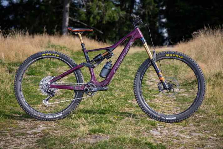   Das neue Orbea Rallon hält am asymmetrischen Hinterbaudesign fest und bleibt damit rein optisch nahe am Vorgänger.
