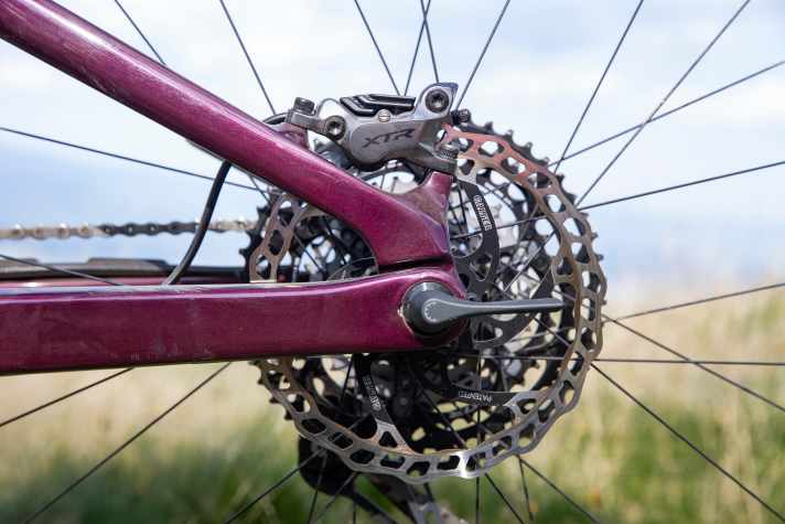   Orbea setzt trotz Shimano-Bremsen auf Bremsscheiben des katalanischen Herstellers Galfer. Das soll nicht der Verfügbarkeit geschuldet sein, sondern die Bremsleistung und Standfestigkeit der Bremse verbessern.