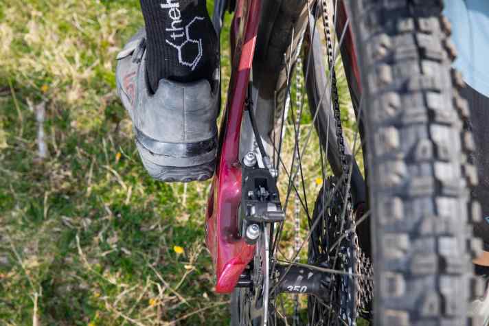   Der Hinterbau des YT Jeffsy baut unnötig breit, weshalb manche Fahrer mit Ferse oder Knöchel hängen bleiben.