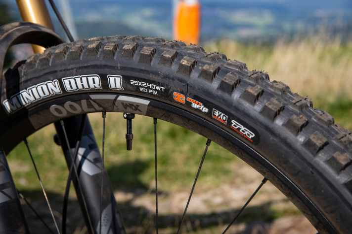   Am Vorderrad kämpft ein stark dämpfender Reifen in MaxxGrip-Gummimischung gegen Traktionsverlust.