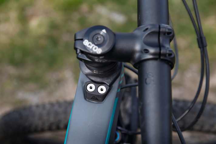   Der Lenkanschlag schützt das Oberrohr vor einer Kollision mit den Armaturen. Die Lenkerbreite ist beim <a href="https://www.canyon.com/de-de/mountainbike/cross-country-bikes/lux/lux-trail/" target="_blank" rel="noopener noreferrer nofollow">Canyon Lux Trail</a>  um 40 Millimeter angewachsen.