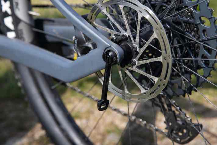   Der integrierte Hebel in der Hinterradachse des Canyon Lux Trail macht einen werkzeuglosen Radwechsel möglich.
