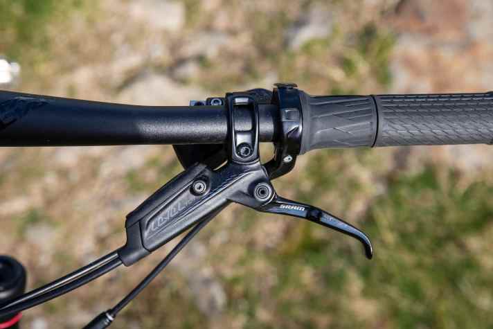   Mit dem Drehgriff-Hebel lassen sich Gabel und Dämpfer blockieren. Die Level-Bremsen von Sram packen leider nur wenig bissig zu.