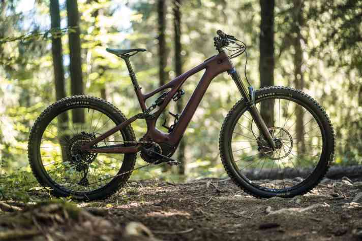   Specialized Turbo Levo Expert >> z. B. bei <a href="https://www.awin1.com/cread.php?awinmid=13793&awinaffid=471469&clickref=B++Specialized+Levo+Expert&ued=https%3A%2F%2Fwww.liquid-life.de%2Fspecialized-turbo-levo-expert-carbon-carbon-smoke-black-2022" target="_blank" rel="noopener noreferrer nofollow">Liquid-Life</a> * oder <a href="https://luna.r.lafamo.com/ts/i5533923/tsc?amc=con.blbn.497955.507800.14129791&smc=BIKE&rmd=3&trg=https%3A%2F%2Fwww.fahrrad-xxl.de%2Fspecialized-levo-expert-carbon-m000046802" target="_blank" rel="noopener noreferrer nofollow">Fahrrad XXL erhältlich</a> *