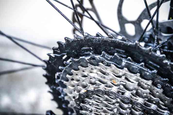 Mountainbiken ist Kraftsport – wer es regelmäßig auf die Spitze treibt, muss oft Verschleißteile wie Ketten oder Kassetten wechseln.