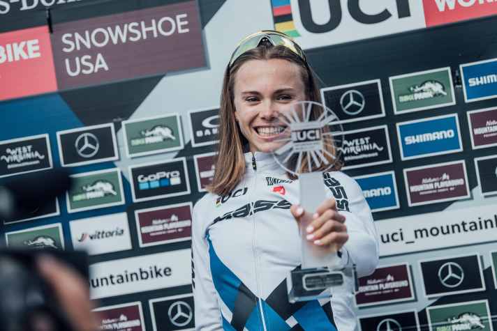   Die Französin Loana Lecomte sichert sich den Worldcup-Gesamtsieg, obwohl sie krankheitsbedingt in Snowshoe nicht starten konnte.