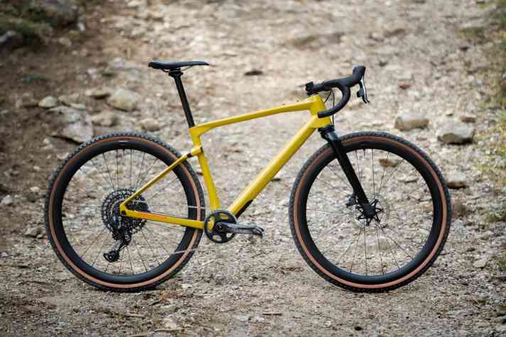   Zwei Modelle schickt BMC vom Urs LT auf die Schotterpisten dieser Welt: Im Bild das Urs LT ONE für 7999 Euro. Das Urs LT TWO kommt mit Sram GX Eagle AXS 12fach-Schaltung mit 10-52er Kassette, DT Swiss G1800 Spline-Laufrädern und kostet 5999 Euro.