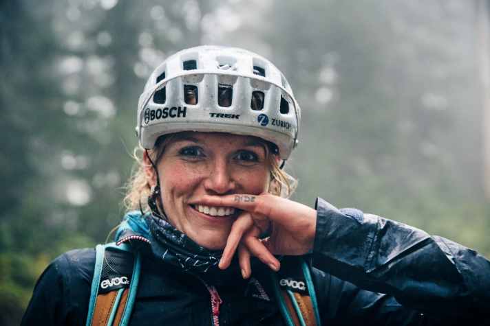    Kathi Kuypers, Trek Gravity Girl, hat ihr Motto für die eMTB Challenge in Willingen praktischerweise gleich zur Hand: RIDE!