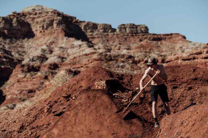   Super-Champion und Favorit Brandon Semenuk beim Feintuning. Der dreimalige Rampage-Gewinner (2008, 2016, 2019) startet dieses Jahr mit Singlecrown-Gabel.   