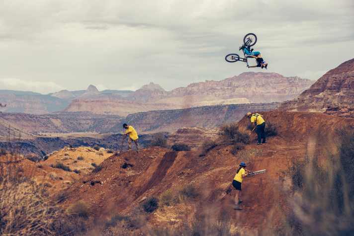   Newcomer Jaxson Riddle dreht bereits Backflips, während die Buider-Crew noch schaufelt. Der Rampage-Neuling ist schwer einzuschätzen. Insider trauen ihm eine Top-5-Platzierung zu.