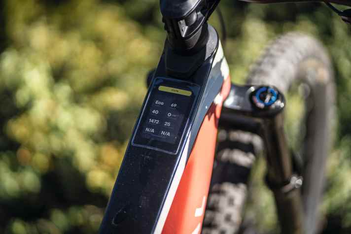   Das 3,2-Zoll-Touch-Display am Forestal Siryon ist nahtlos in das Oberrohr integriert und besitzt neben den Unterstützungsstufen und der Reichweite auch Features wie Navigation, Powermeter und lässt sich auch mit Strava koppeln. Es gibt sogar eine Chat-Funktion, die Dich bei technischen Problemen mit dem Support verbindet.