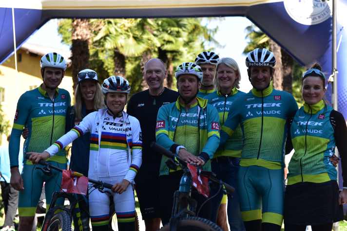 Beide Siege auf der Ronda Extrema gehen an das Team Trek Vaude mit Weltmeisterin Mona Mitterwallner im Regenbogen-Trikot und Sascha Weber (5. v. links).