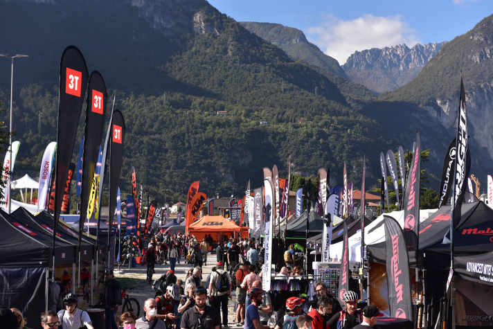 Ein Samstag voller Rennen und Events: Aber auch die Expo ist am zweiten Festival-Tag proppenvoll, die Stände mit den Testbikes sind leer wie am Vortag.