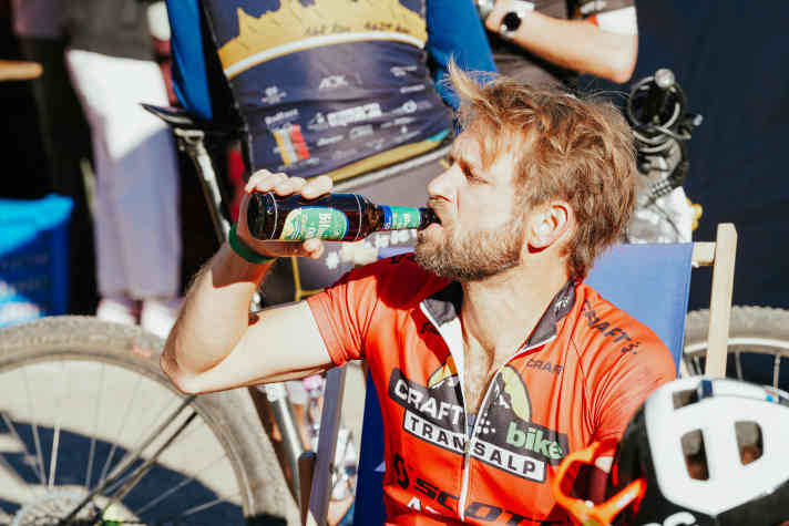 Im Vergleich zur BIKE Transalp wirkt der Festival-Marathon wie ein Sprint. Durstig ist man im Ziel trotzdem.