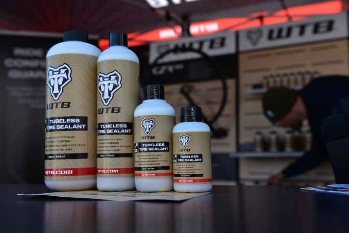 WTB launcht eine neue Ammonium- und Latex-freie Tubeless-Milch und überarbeitet die Reifenpalette. Die Cross-Country-Reifen bekommen eine neue Karkasse und sollen dadurch gut 200 Gramm leichter geworden sein. Die Enduro-Pneus fahren sich dank stabilerer Seitenstollen auf harten Untergründen weniger schwammig.