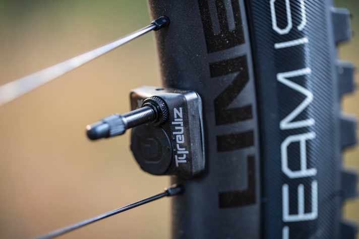   Das <a href="https://https//www.bike-magazin.de/komponenten/reifen_schlaeuche/schon-gefahren-quarq-reifendrucksensoren-fuer-mountainbikes" target="_blank" rel="noopener noreferrer nofollow">Tire Wiz System</a> , das den Luftdruck im Reifen kontrolliert, kennen wir bereits vom Vorgängermodell.