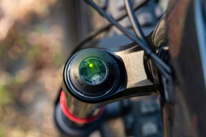   2022 bekommt der Fahrer am Topmodell Rail 9.9 auch von den Federelementen via LED Rückmeldung, ob der Luftdruck passt. Dank Rockshox Air Wiz. 