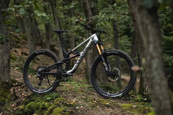  Das Spectral CFR ist das neue Topmodell der Produktpalette, kommt ausschließlich mit Laufrädern in 29 Zoll und wiegt mit Fox-Factory-Fahrwerk, Shimano-XTR-Antrieb und DT Swiss Carbon-Laufrädern 13,3 Kilogramm. Preis: 6499 Euro.