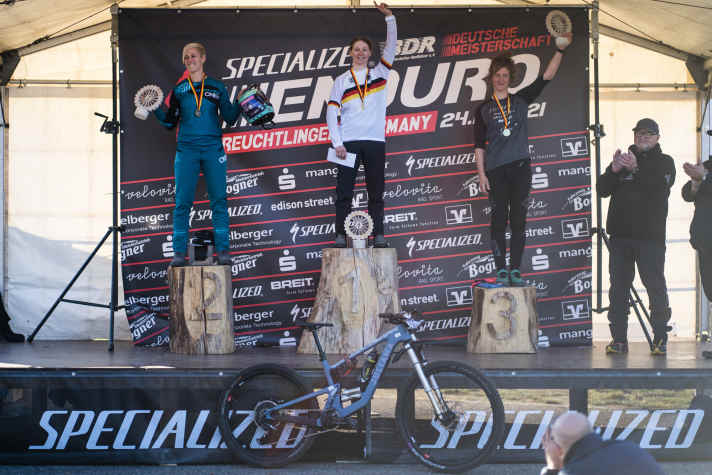   Podium der Damen: Nina Hoffmann, Raphaela Richter und Tanja Naber (von links nach rechts). Fun Fact: Die Top 3 der Damen waren allesamt auf Santa-Cruz-Bikes unterwegs.
