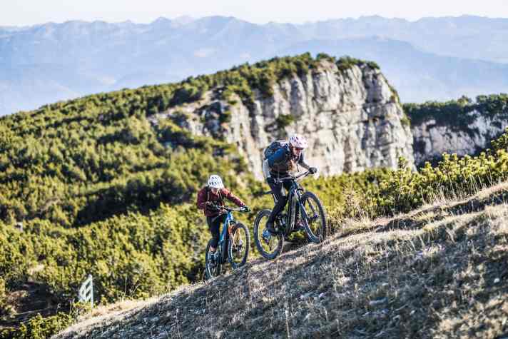 Auf Berg-Touren eröffnen E-MTBs neue Möglichkeiten.Fahren, wo andere schieben. Das Trance X E+ ist in anspruchsvollen Anstiegen voll in seinem Element.